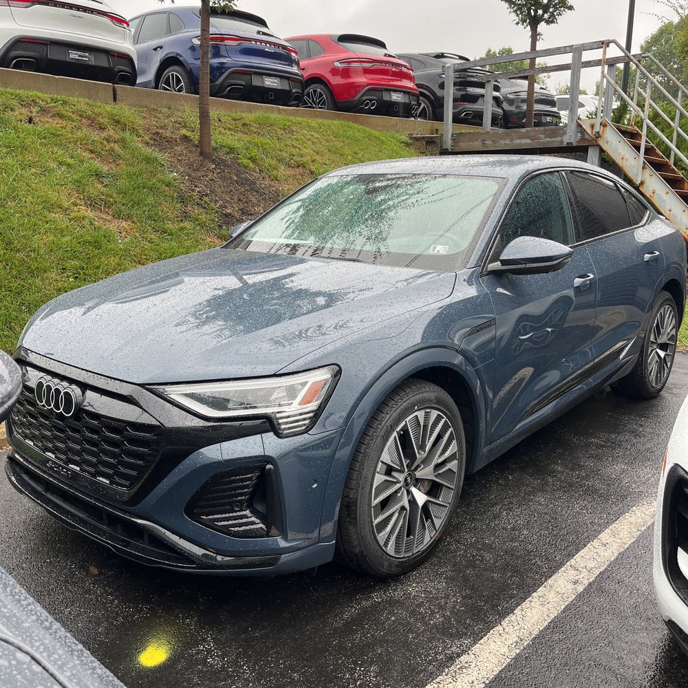 2024 Audi Q8 e-tron S-Line Pres